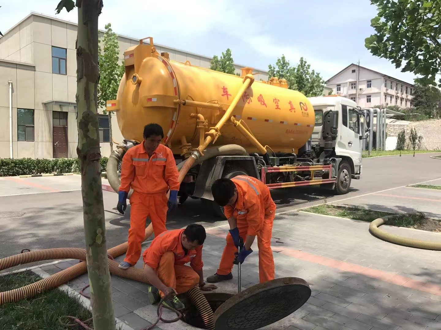 长海管道疏通车停在窨井附近