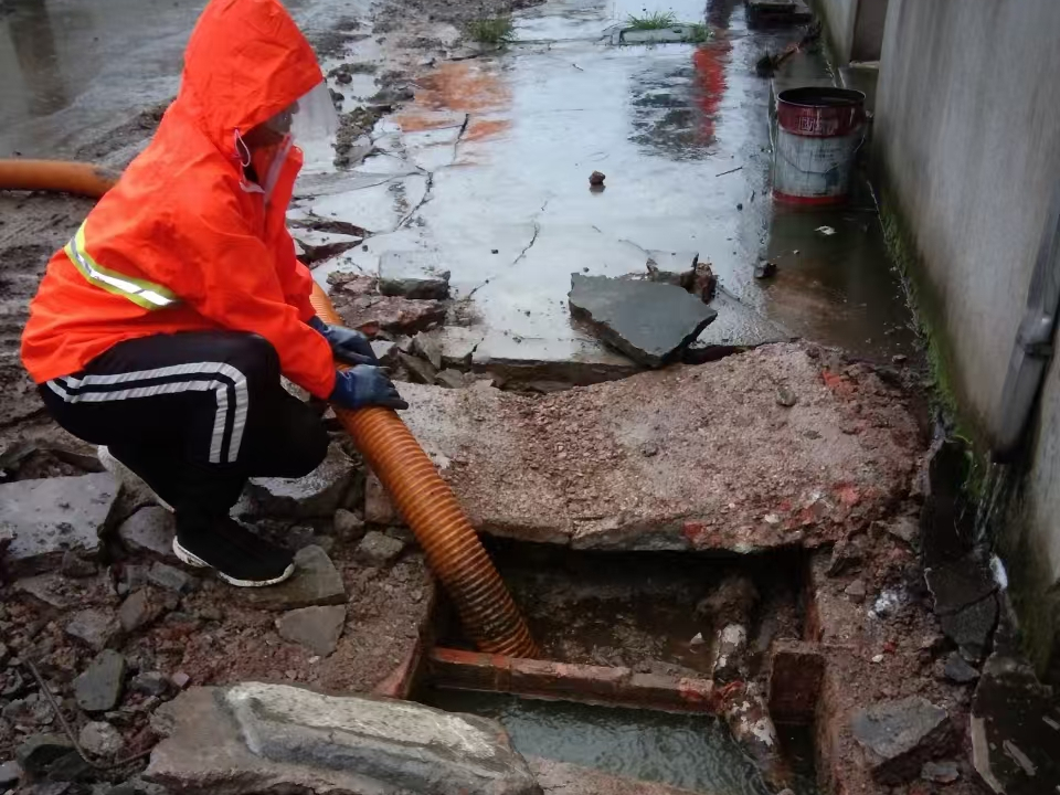 长海专业清理污水池 炜誉市政以规范流程守护城市 “肠道”